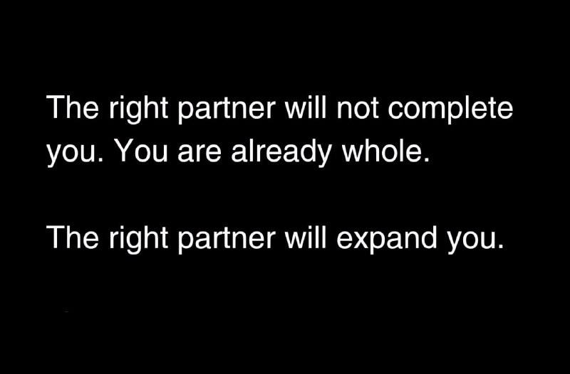 合适的伴侣并不会“把你补全”因为你本来就是完整的合适的伴侣会让你成长成长为你自己喜欢的舒展的样子